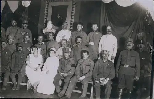 Soldatengruppe mit Schwestern und Arzt - Lazarett - 1. WK. Fotokarte 1916