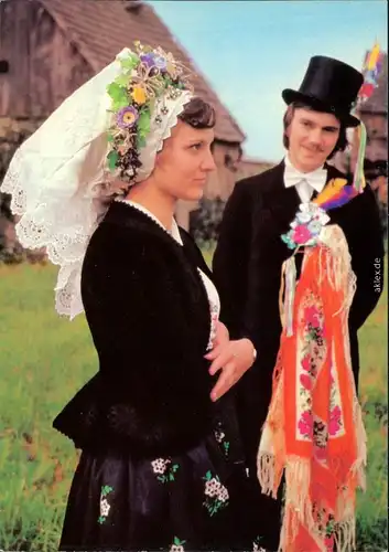 Heinersbrück Niedersorbische Trachten - Brautjungfer mit Brautführer im Ort 1979