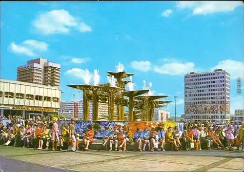 Ansichtskarte Mitte-Berlin Alexanderplatz mit vielen Besuchern 1974