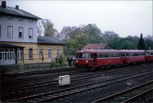 Ansichtskarte  Personenzug (Rot) fährt in Bahnhof ein 2014 Privatfoto