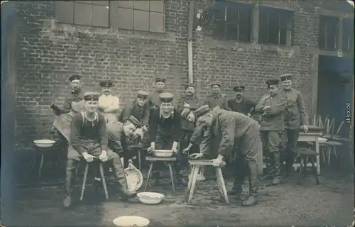  Militär/Propaganda - Soldaten Privataufnahmen beim Schüssel waschen 1916