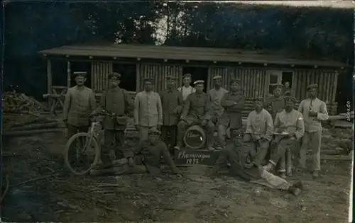 Privatfotokarte Soldaten vor Holzbaracke in der Champagne 1917