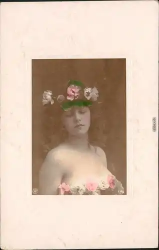 Menschen / Soziales Leben - Erotik (Nackt - Nude) - Frau mit Blumenkranz 1904