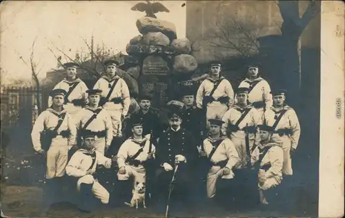  Marine-Soldaten am Gedenkstein - Privatfotokarte 1915 Privatfoto 