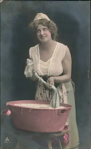  Menschen / Soziales Leben - Erotik (Nackt - Nude) - Frau bei der Wäsche 1912