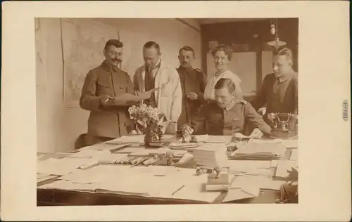 Privatfoto  Offiziere und Sekretärinnen bei der Planung WK1 Militär
 1917