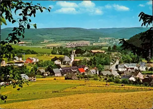 Ansichtskarte Berge Panorama, Kirche, Häuser, Feld 1977