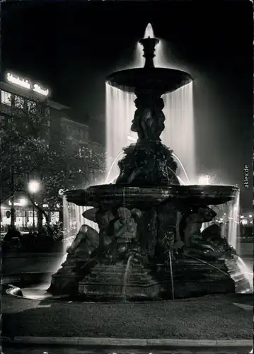 Ansichtskarte Düsseldorf Schalenbrunnen am Corneliusplatz bei Nacht 1967