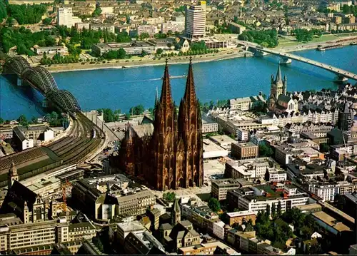Köln   Luftbild - Altstadt, Dom, Hohenzollernbrücke, Deutzer Brücke 1985