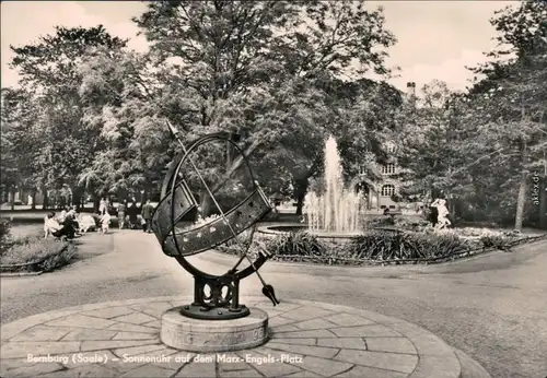 Ansichtskarte Bernburg (Saale) Sonnenuhr auf dem Marx-Engels-Platz 1965