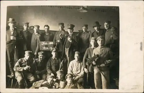 Ansichtskarte  Junge Soldaten, Reinigung Gewehre und Stube 1917 