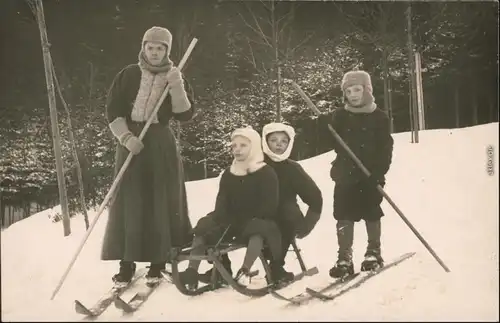 Foto  Wintersport: Skifahrer und Schlitten - Kinder 1906 Privatfoto