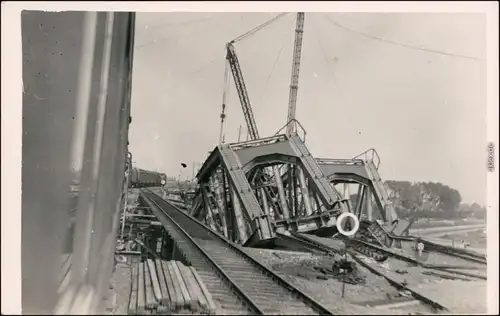 Ansichtskarte  Aufbau einer zerstörten Eisenbahnbrück - 2.WK 1942 