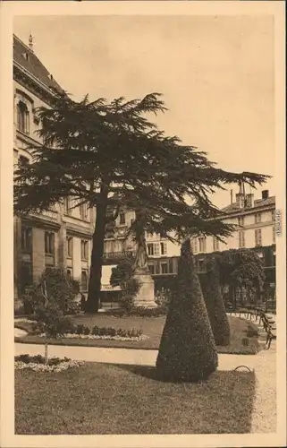 CPA Angouleme Jardin et statue de Marguerite de Valois 1928 