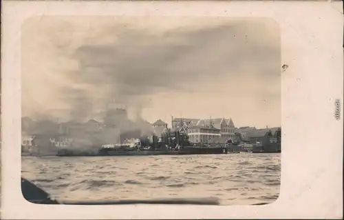 Foto  Kriegschiff am Kai - Stadt  1915 Privatfoto