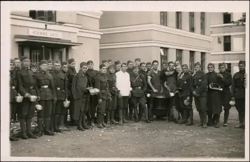 Soldaten Tschechien/Soldatengruppe - vor dem Essensempfang 1916 Privatfoto