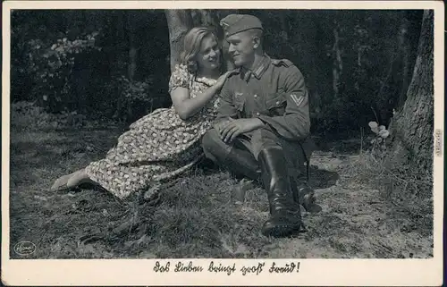 Ansichtskarte  Soldat mit Frau im Wald Soldat WK2 
1930