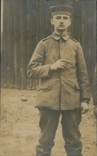 Ansichtskarte  Soldat vor Kaserne mit Zigarette WK1 1915 