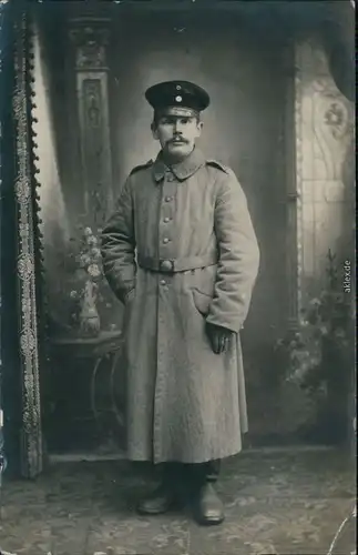 Ansichtskarte  Soldat im Wintermantel, Privatfoto AK 1916 