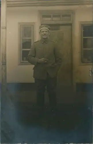 Ansichtskarte  Spldat vor Hauseingang - Privatfoto AK 1916 