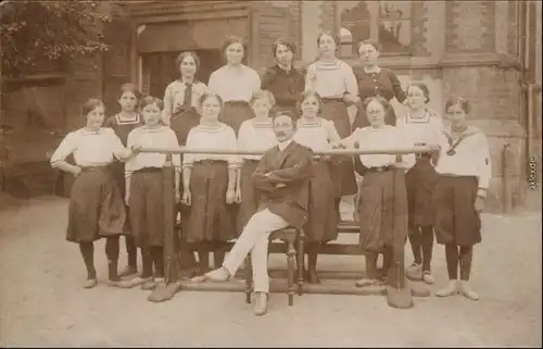 Ansichtskarte Dresden Schülerinnen mit Lehrer am Barren vor der Schulde 1922 