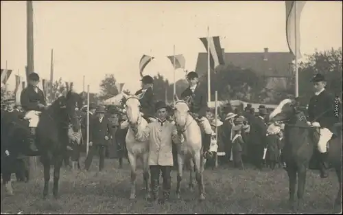 Foto  Sport - Pferdesport - Kinder auf Pferde 1920 Privatfoto