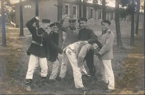 Königsbrück Kinspork Soldaten mache Spässe in der Kaserne Privatfoto AK 1912