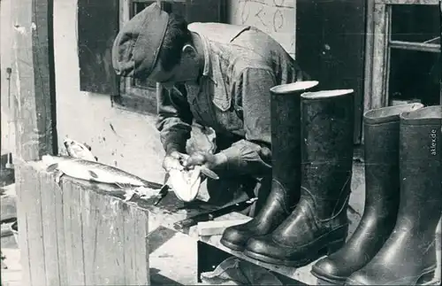  Beim zubereiten von Fisch Militär/Propaganda - Soldatenleben 1919 Privatfoto 