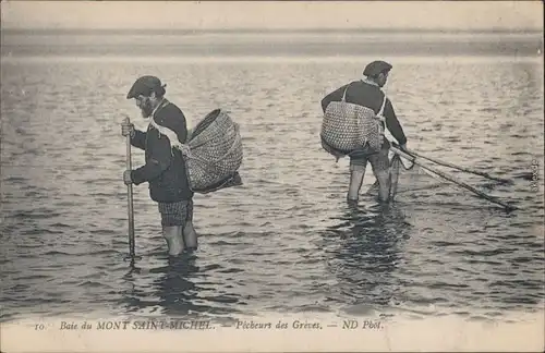 CPA Mont-Saint-Michel Fischer mit Netz und Speer 1912