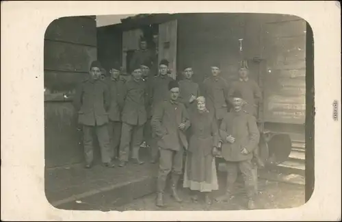 Privatfotokarte WK1 Militaria  Soldatengruppe Rußland, Waggon und Bahnhof 1915