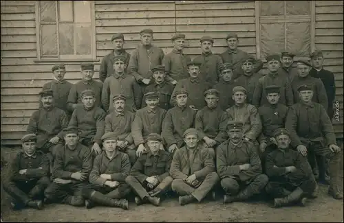 Ansichtskarte  Franzöische Soldaten vor Lager 1. WK Frankreich Privatfoto 1917