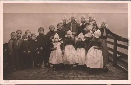 Ansichtskarte Edam-Volendam Kindergruppe vor dem Meer - Tracht 1930
