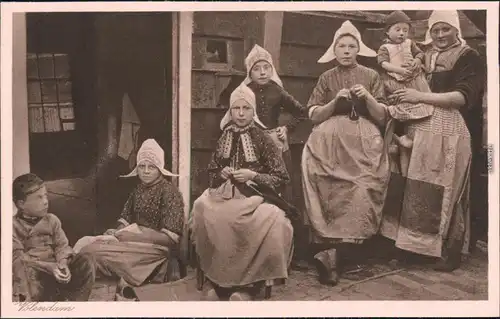 Ansichtskarte Edam-Volendam im Haus Frauen, Kinder - Tracht 1930