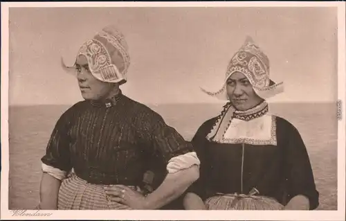 Ansichtskarte Edam-Volendam Frauen, Tracht am Meer 1930