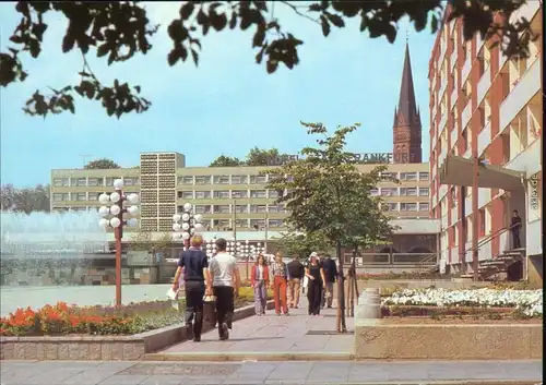 Frankfurt (Oder) Karl-Marx-Straße mit Wasserspiel und Blick zur Kirche 1985