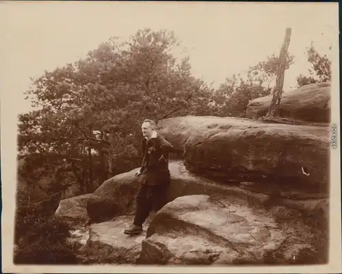 Ansichtskarte Rathen Mann auf Felsen - Privatfoto AK 1929 