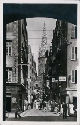 CPA Saint-Malo La grande rue/Straßenansicht mit Kircheturm 1955