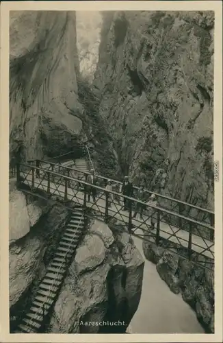 Meiringen Aareschlucht mit Besuchern auf der Schluchtbrücke 1931 