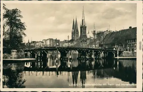 Lübeck Dankwartsbrücke mit St. Petri Kirche und Marienkirche 1945