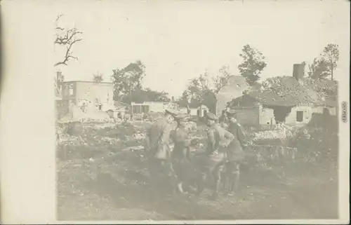 Foto  Offiziere beraten sich im zerstörtem Ort 1916 Privatfoto