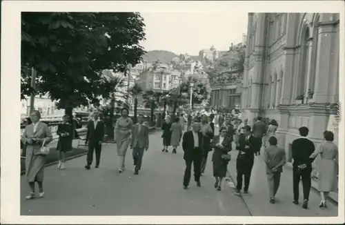 Karlsbad Karlovy Vary Straßenszene mit unbekannten Personen 1965 Privatfoto 