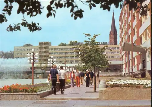 Frankfurt (Oder) Karl-Marx-Straße mit Wasserspiel und Blick zur Kirche 1981