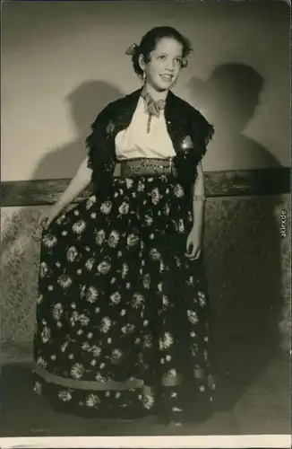 Ansichtskarte  Frau in Tracht mit Blumenkleid Hanci Zeitgeschichte  1959