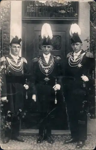  3 Männer in Uniform beschmückt vor Eingang Heinrich Driehsen 1919