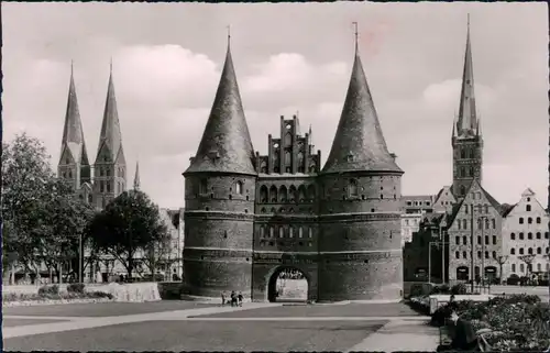 Ansichtskarte Lübeck Holstentor mit St. Marien u. Petrikirche 1957