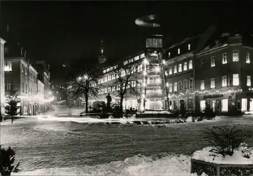 Ansichtskarte Schneeberg (Erzgebirge) Platz mit Pyramide im Winter 1976