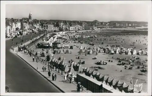 Les Sables-d’Olonne Strand und Promenade mit vielen Besuchern 1940