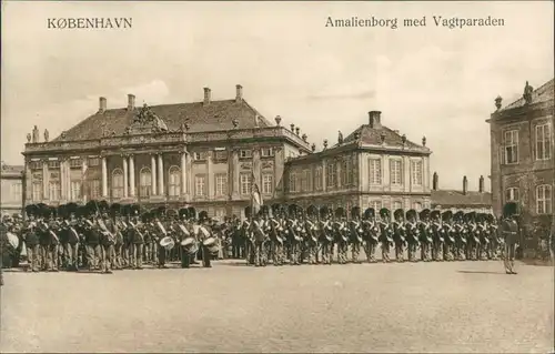 Postcard Kopenhagen København Amalienborg med Vagtparaden 1916