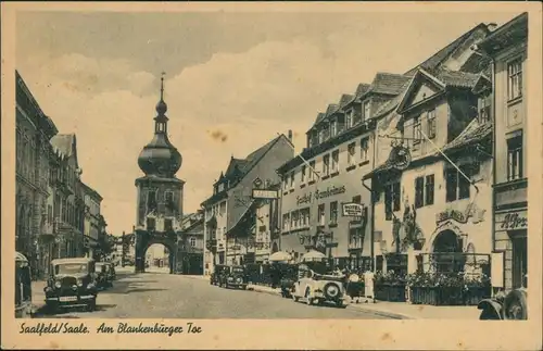 Ansichtskarte Saalfeld (Saale) Stadttor, Straße mit Geschäften 1960