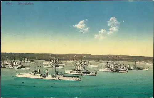 Ansichtskarte Kiel Kriegsschiffe im Kriegshafen 1915 